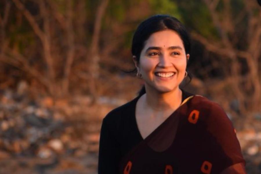 সোমবার নাকি মৃতদের শনাক্ত করা হয়েছে। মঙ্গলবার ময়নাতদন্তে নাকি উঠে আসে আঁচলের নাম। তার পর থেকে ছড়িয়ে পড়ে তাঁর মৃত্যুর খবর।