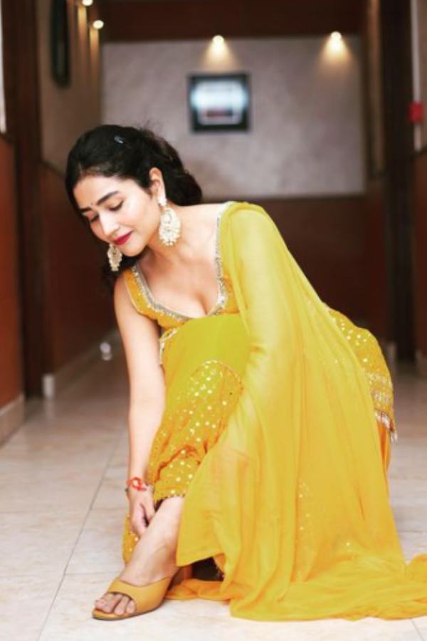 প্রত্যক্ষদর্শীদের কাছ থেকে জানা গিয়েছিল, দুই মহিলা-সহ আট জনের এই এসইউভি গাড়িটি প্রথমে মোটরসাইকেলকে ধাক্কা দিতেই এই দুর্ঘটনা ঘটে।