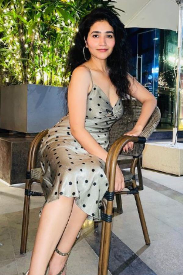 ঠিক কী হয়েছিল? খবর পাওয়া যায় বিহারের কাইমুর জেলায় একটি এসইউভি এবং মোটরবাইকের সঙ্গে মুখোমুখি সংঘর্ষে ভোজপুরি অভিনেত্রী আঁচল তিওয়ারি, সিমরান শ্রীবাস্তব নামে আরও এক ভোজপুরি অভিনেত্রী দুর্ঘটনায় নিহত হয়েছেন। প্রাণ হারিয়েছেন গায়ক ছোটু পাণ্ডে। 