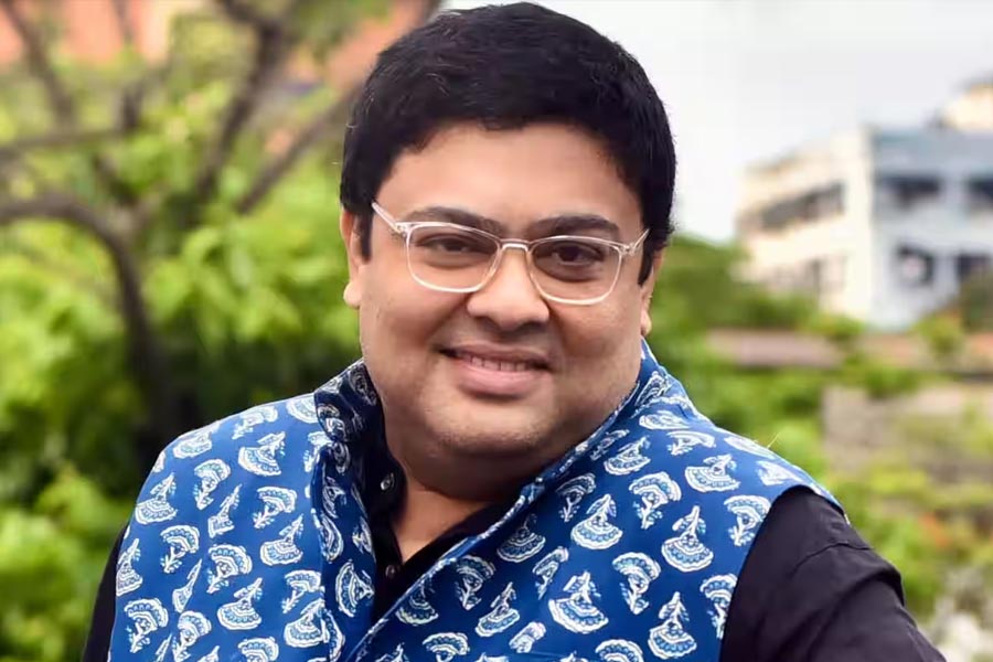 An eminent Bengali actor shares his old photo fans finds it difficult to draw similarities 