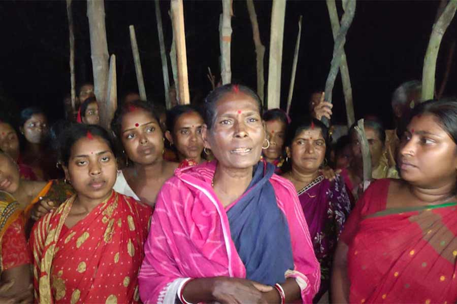 women of Garaniya Village of Khejuri resisted police whwn they went to arrest an accussed