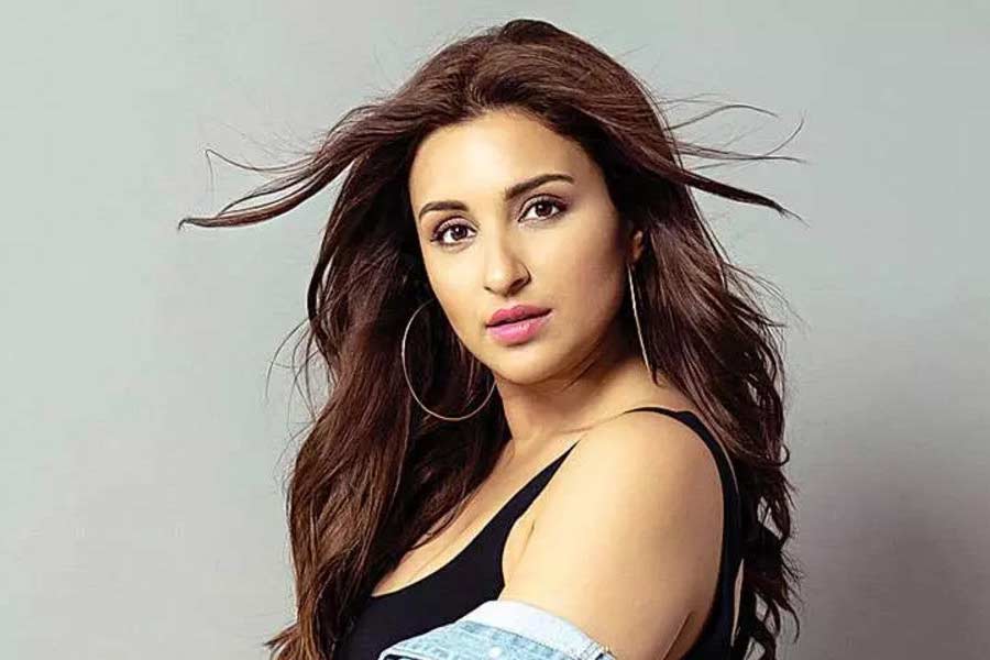 ২০০৯ সালে ইংল্যান্ড থেকে ভারতে ফিরে আসেন পরিণীতি। মুম্বইয়ে যশরাজ ফিল্মস সংস্থায় পাবলিক রিলেশন কনসালট্যান্ট হিসাবে কিছু দিন কাজ করেন তিনি। তার পর অভিনয়জগতে আত্মপ্রকাশ করেন।