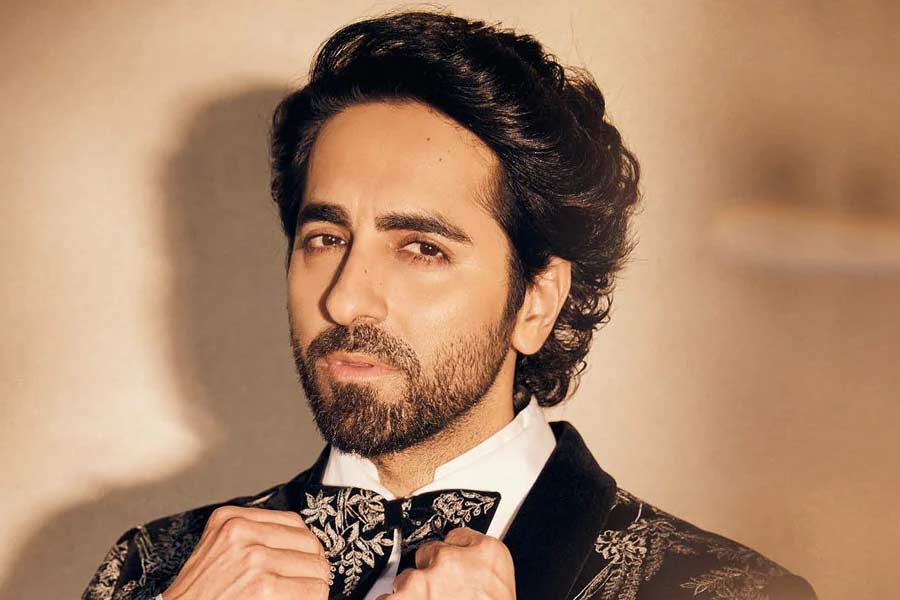 ‘ভিকি ডনর’ ছবির মাধ্যমে বলিপাড়ায় পা রাখেন আয়ুষ্মান খুরানা। এই মুহূর্তে বলিউডে যে অভিনেতারা রয়েছেন তাঁদের মধ্যে শিক্ষাগত যোগ্যতার দিক থেকে প্রথম সারিতে রয়েছে আয়ুষ্মানের নাম।