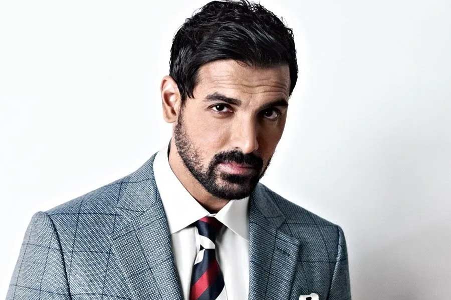 বলিপাড়া সূত্রে খবর, অর্থনীতি নিয়ে স্নাতক ডিগ্রি অর্জন করার পর মুম্বইয়ের একটি কলেজ থেকে এমবিএ করেন জন।