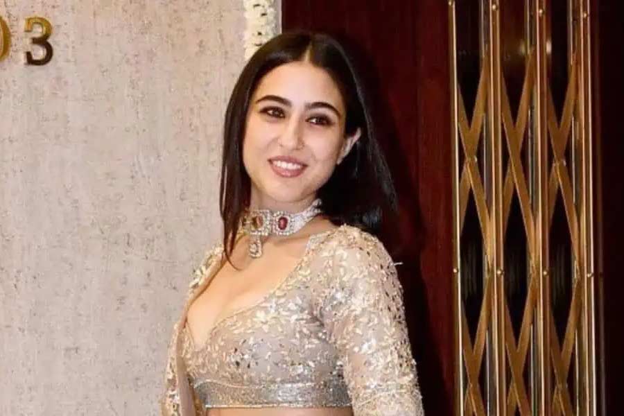 বলিপাড়া সূত্রে খবর, নিউ ইয়র্কের একটি কলেজ থেকে রাষ্ট্রবিজ্ঞান এবং ইতিহাসে স্নাতক ডিগ্রি অর্জন করেন সারা।