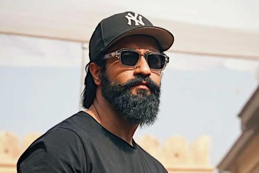 বলিপাড়া সূত্রে খবর, ইঞ্জিনিয়ারিং নিয়ে পড়াশোনা করেছেন ভিকি। পড়া শেষ করার পর একাধিক হিন্দি ছবিতে ছোটখাটো চরিত্রে অভিনয় করেছেন তিনি।