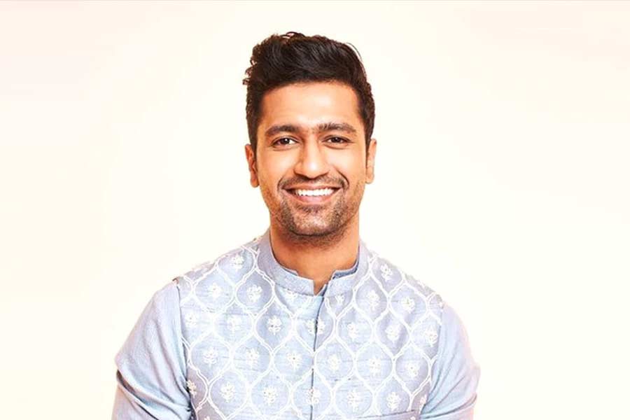 বলিপাড়ার খ্যাতনামী ছবিনির্মাতা অনুরাগ কাশ্যপের সহকারী হিসাবে ‘গ্যাংস অফ ওয়াসেপুর’ ছবিতে কাজ করেন ভিকি। ২০১৫ সালে মুক্তিপ্রাপ্ত ‘মাসান’ ছবিতে অভিনয় করে রাতারাতি জনপ্রিয় হয়ে ওঠেন তিনি।