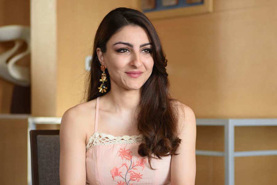 অভিনেত্রী শর্মিলা ঠাকুরের কন্যা সোহা আলি খান। ২০০৪ সালে মুক্তিপ্রাপ্ত ‘দিল মাঙ্গে মোর’ ছবির মাধ্যমে বলিপাড়ায় আত্মপ্রকাশ করেন তিনি।