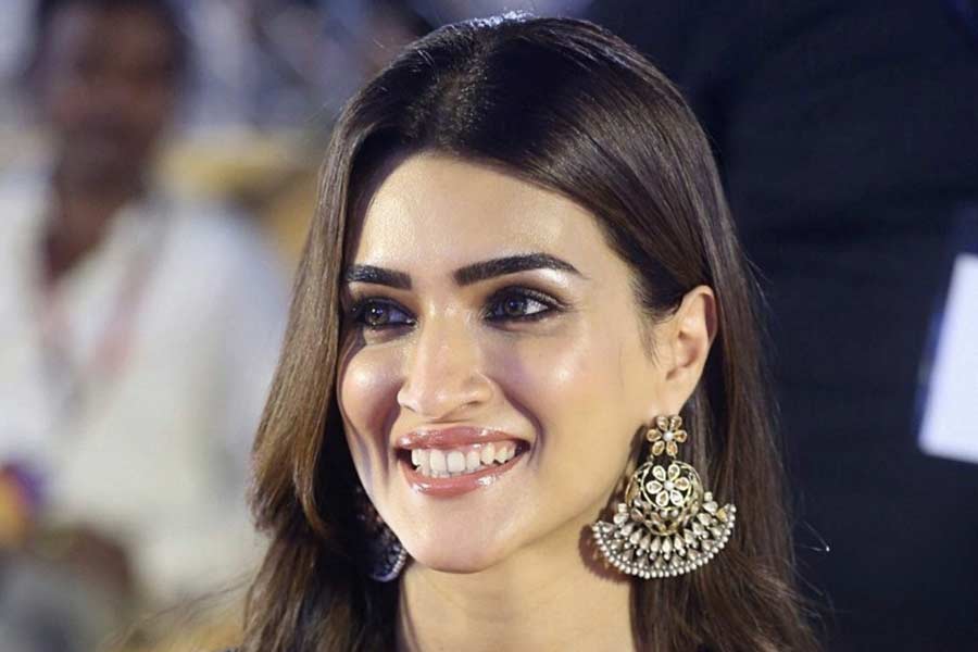 ইঞ্জিনিয়ারিং নিয়ে পড়াশোনা করার পর দু’টি সংস্থার তরফে চাকরির প্রস্তাব পান বলি অভিনেত্রী কৃতি শ্যানন। কিন্তু চাকরি না করে ফ্যাশনজগতে পা রাখেন তিনি।