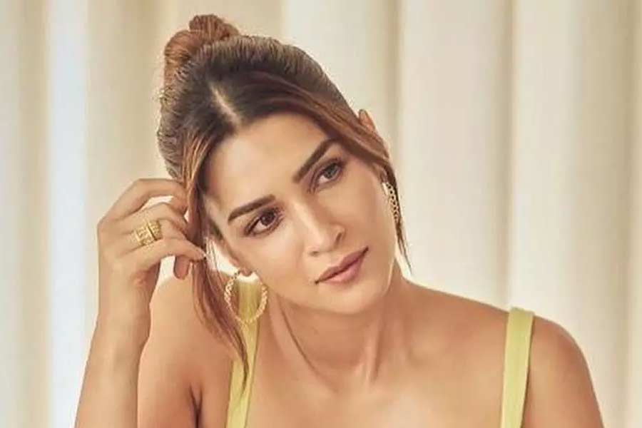 বলিপাড়া সূত্রে খবর, ছোটবেলায় অভিনয় নিয়ে কেরিয়ার গড়বেন তা ভাবেননি কৃতি। পড়াশোনা নিয়েই পেশাগত জীবনে এগিয়ে যেতে চেয়েছিলেন তিনি। ২০১৪ সালে ‘হিরোপন্তি’ ছবির মাধ্যমে বলিপাড়ায় আত্মপ্রকাশ করেন কৃতি।