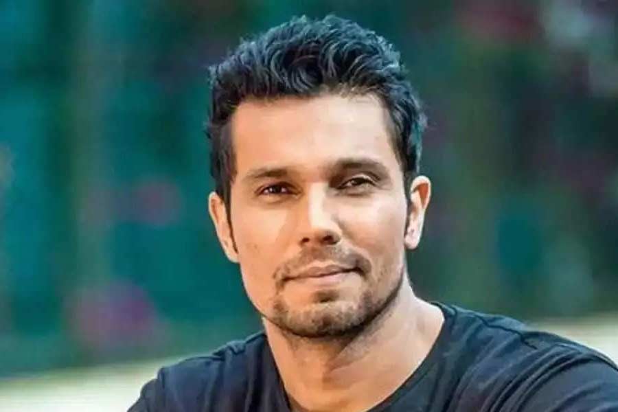 বলি অভিনেতা রণদীপ হুডার বাবা এবং দিদি দু’জনেই পেশায় চিকিৎসক। বাবার পদাঙ্ক অনুসরণ করে চিকিৎসক হতে চাইতেন রণদীপও।