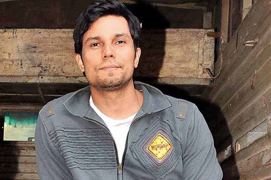 দিল্লির স্কুল থেকে পড়াশোনা শেষ করে উচ্চশিক্ষার জন্য অস্ট্রেলিয়া চলে যান রণদীপ। মার্কেটিং নিয়ে স্নাতক ডিগ্রি অর্জন করেন তিনি। তার পর হিউম্যান রিসোর্স ম্যানেজমেন্ট এবং বিজনেস ম্যানেজমেন্ট, এই দু’টি বিষয়ে স্নাতকোত্তর ডিগ্রি অর্জন করেন অভিনেতা।