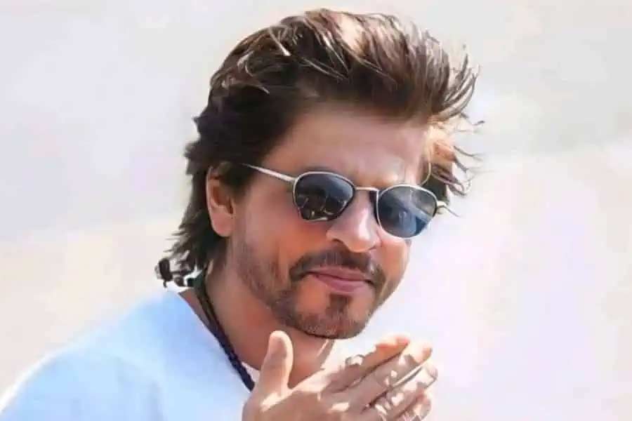 বলিপাড়া সূত্রে খবর, গণজ্ঞাপন নিয়ে পড়ার জন্য দিল্লির একটি কলেজে ভর্তি হন শাহরুখ। কিন্তু অভিনয়ে নামবেন বলে মাঝপথে পড়াশোনা ছেড়ে দেন তিনি।