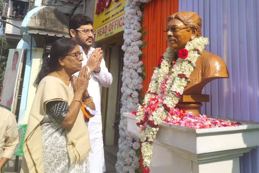 প্রয়াত সোমেন মিত্রের ৮২তম জন্মবার্ষিকীতে শ্রদ্ধা জ্ঞাপন কংগ্রেস নেতা - কর্মীদের। আমহারস্ট স্ট্রিটে।