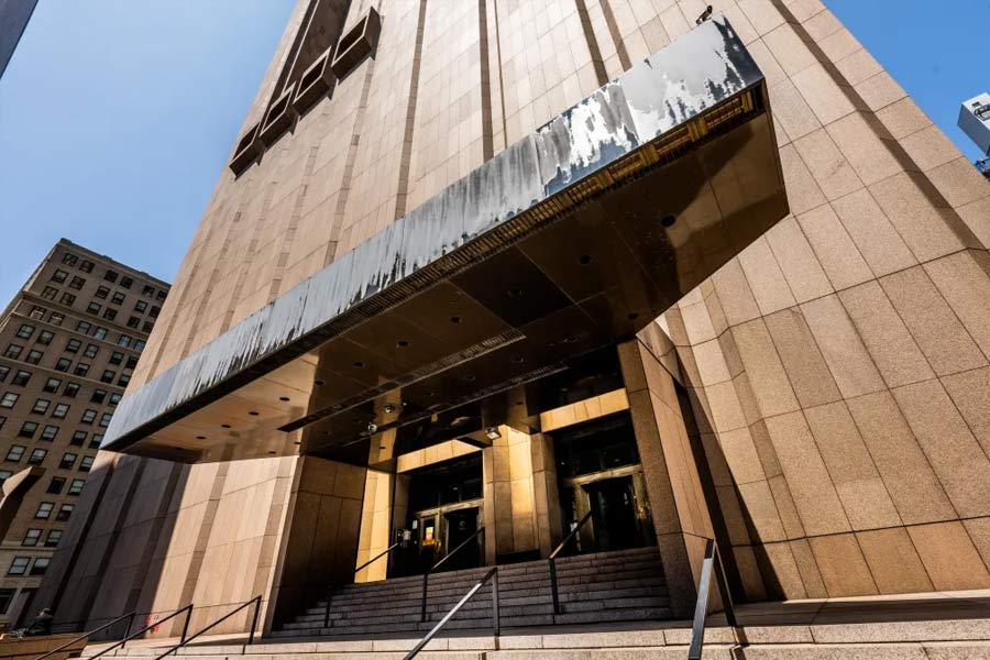 ১৯৭৪ সালে জন কার্ল ওয়ারনেক নামে এক স্থপতি নির্মাণ করেছিলেন লং লাইনস বিল্ডিং। পঞ্চাশের দশকে ব্রিটেনে যে ধাঁচের আবাসন তৈরি হত সে ধাঁচেই তৈরি করা হয়েছিল লং লাইনস বিল্ডিং।