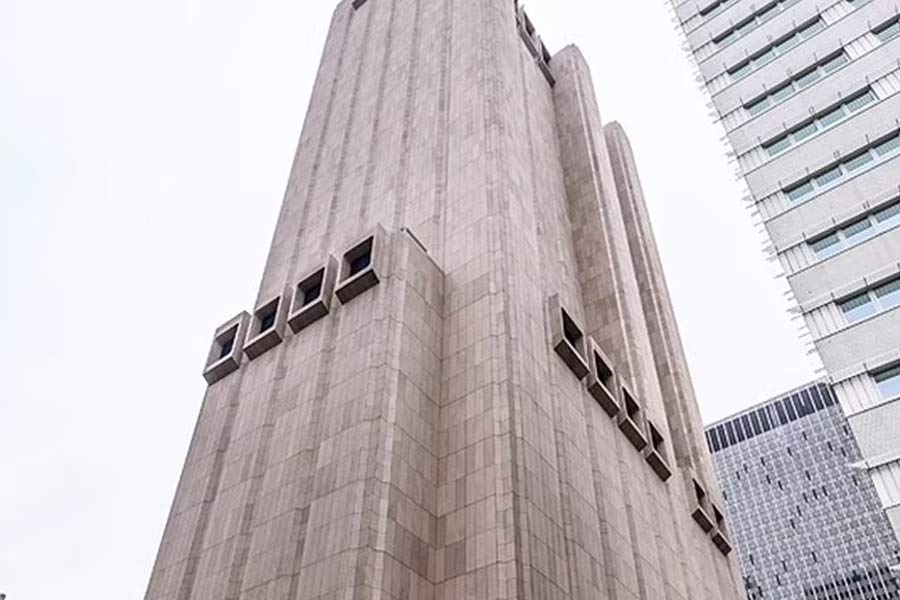 লং লাইনস বিল্ডিং রয়েছে টেলিফোন এক্সচেঞ্জের দফতর। এই বহুতলে মোট তিনটি ৪ইএসএস (ইলেকট্রনিক সুইচিং সিস্টেম) রয়েছে। তার পাশাপাশি ইন্টারএক্সচেঞ্জ এবং লোকাল এক্সচেঞ্জ কেরিয়ার ব্যবস্থাও রয়েছে।