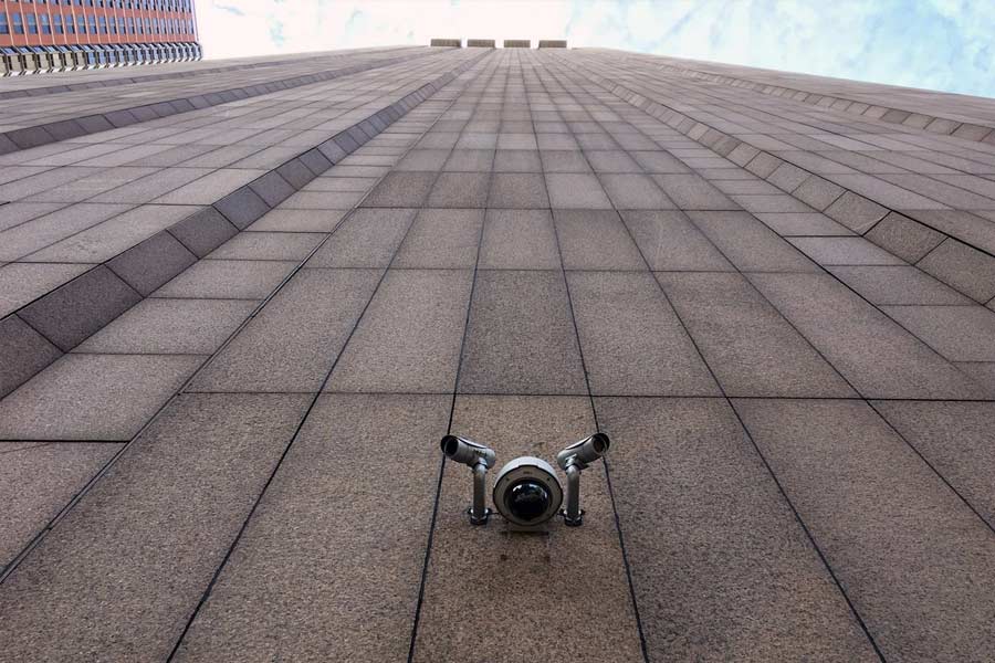 সম্পূর্ণ বহুতলে একটিও জানলা নেই। প্রবেশদ্বার ছাড়া আর কোনও কিছুই নজরে পড়ে না। বহুতলের অন্দরমহলে ঠিক কী হয় তা নিয়ে আগ্রহ সকলের।