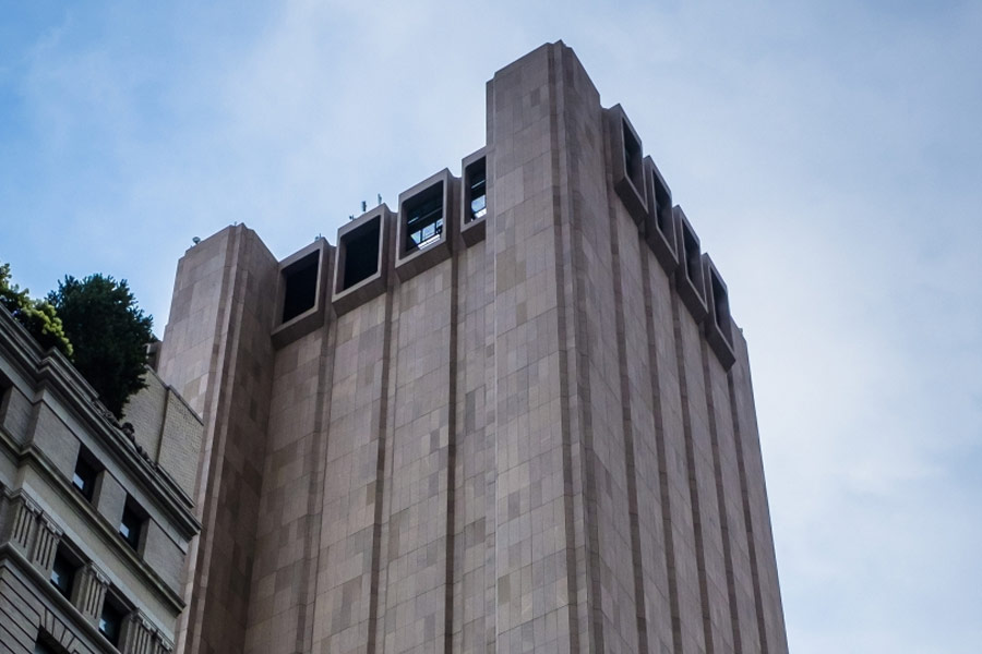 হাওয়া যাতায়াতের জন্য লং লাইনস বিল্ডিংয়ের দশম এবং ২৯তম তলায় ‘ভেন্টিলেশন’ সিস্টেম রয়েছে। ১৯৯১ সালের ১৭ সেপ্টেম্বর যান্ত্রিক ত্রুটির কারণে প্রায় সমগ্র উত্তরপূর্ব আমেরিকা জুড়ে ৫০ লক্ষ কল ব্লক হয়ে যায়।