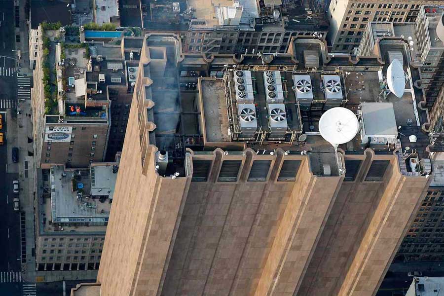 কানাঘুষো শোনা যায় আমেরিকার সামরিক নিরাপত্তা বাহিনী গোপনে লং লাইনস বিল্ডিংয়ে ডেরা বেঁধে রেখেছে। লং লাইনস বিল্ডিংয়ের এক কর্মী এই বহুতলের নিয়মকানুন নিয়ে মুখ খুলেছিলেন। ‘দ্য ডেলি মেল’কে দেওয়া এক সাক্ষাৎকারে ওই কর্মী জানিয়েছিলেন, বহুতলের ভিতরে নিরাপত্তা নিয়ে প্রচুর কড়াকড়ি রয়েছে।