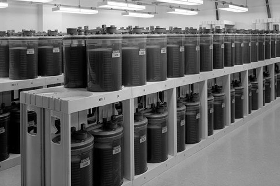 বহুতলের কর্মী দাবি করেছিলেন, ‘‘ওই বহুতলে এমন প্রচুর ঘর রয়েছে যেগুলিতে আমাদের প্রবেশ নিষিদ্ধ। ঘরগুলির ভিতরে যে কী রয়েছে সে বিষয়ে কোনও ধারণা নেই।’’