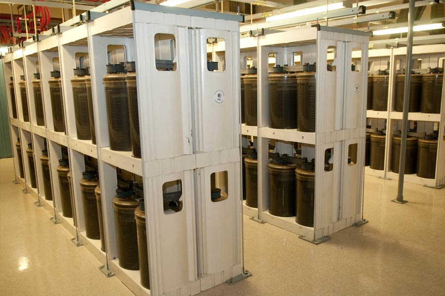 এমনকি লং লাইনস বিল্ডিংয়ের যত্রতত্র ঘুরে বেড়ানোও যেত না বলে জানিয়েছেন তিনি। বলেছিলেন, ‘‘আমাদের বিশেষ নির্দেশ দেওয়া হত যে বহুতলের কোন কোন ঘরে আমরা প্রবেশ করতে পারব না।’’