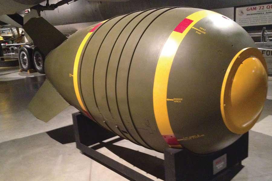 রেগুলেটরের মাধ্যমে ‘ডিটোনেশন হাইট’ নিয়ন্ত্রণ করে ৩০০ মিটার অথবা ৮০০ মিটারের ঘরে কাঁটা নিয়ে যাওয়া যেত। সাধারণত এই কাজ করতেন দু’জন সৈন্য।