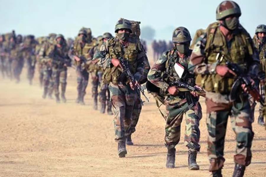 এ ক্ষেত্রে মুইজ়ু নাম না-করলেও স্পষ্ট ভাবেই ভারতকে নিশানা করেন। কারণ, ভারত মহাসাগরের ওই দ্বীপরাষ্ট্রের বিভিন্ন গুরুত্বপূর্ণ প্রশাসনিক এবং শিল্পক্ষেত্রের নিরাপত্তার দায়িত্বে ছিল ভারতীয় সেনা।