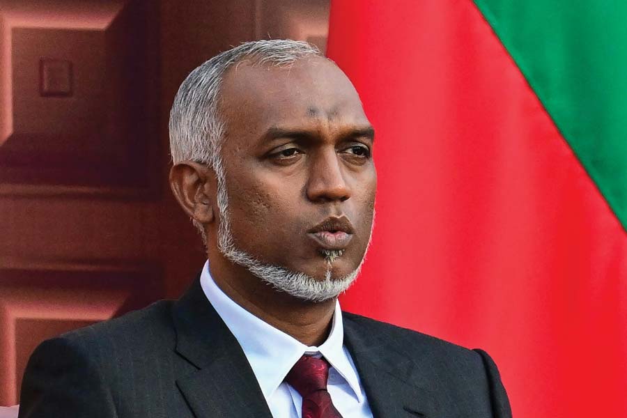 যদিও বিরোধী দলগুলির বক্তব্য, রাজনৈতিক কারণে তীব্র জাতীয়তাবাদী প্রচার চালাচ্ছেন মুইজ়ু। তাদের বক্তব্য, ভারতের মাত্র ৭৭ জন ভারতীয় সেনা কখনওই মলদ্বীপের নিরাপত্তার জন্য ‘বিপজ্জনক’ হতে পারতেন না। উল্টে দূরবর্তী দ্বীপগুলিতে ওষুধ এবং ত্রাণ পাঠাত ভারতীয় বায়ুসেনার হেলিকপ্টারগুলিই।