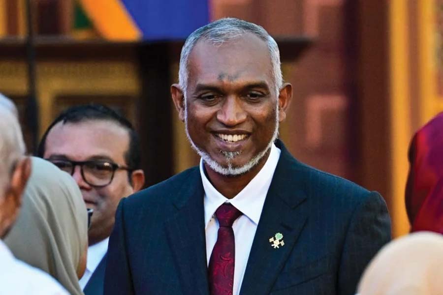 মুইজ়ুর এই ‘ইন্ডিয়া আউট’ নীতিকে মলদ্বীপের কূটনৈতিক অবস্থানে বড়সড় পরিবর্তনের সূচক বলে মনে করছেন আন্তর্জাতিক রাজনীতির বিশেষজ্ঞদের একাংশ। ভারত-ঘনিষ্ঠতা এড়িয়ে সম্প্রতি নতুন বন্ধু খোঁজার চেষ্টা করছে মলদ্বীপ।