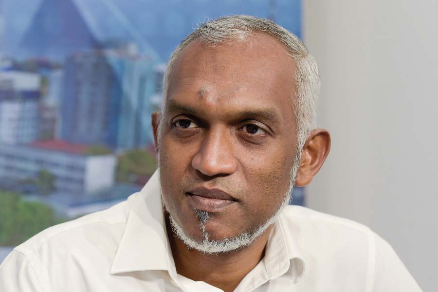 আবার পর্যটন, পরিকাঠামো-সহ একাধিক ক্ষেত্রে ভারতের মুখাপেক্ষী মলদ্বীপও। বিশেষজ্ঞেরা মনে করছেন, ভারতের সঙ্গে সুসম্পর্ক না-রাখলে ভারত মহাসাগরে বিশেষ স্বার্থ রয়েছে, এমন একাধিক দেশের সঙ্গে নিবিড় সম্পর্ক তৈরি করতে হবে মলদ্বীপকে।