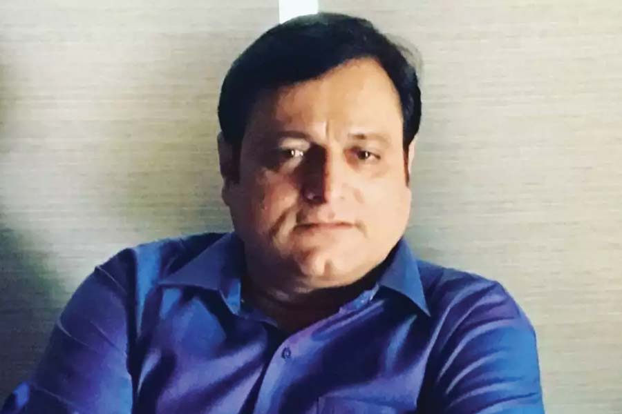 দাদাকে অভিনয়ের সঙ্গে যুক্ত হতে দেখে অনুপ্রেরণা পান রাজেশ। তিনিও অভিনয়ে নামার সিদ্ধান্ত নেন। থিয়েটারের মাধ্যমে অভিনয়ে হাতেখড়ি হয় রাজেশের। মরাঠি থিয়েটারজগতে অল্প সময়ের মধ্যে নিজেদের পরিচিতি গড়ে তোলেন মনোজ এবং রাজেশ।