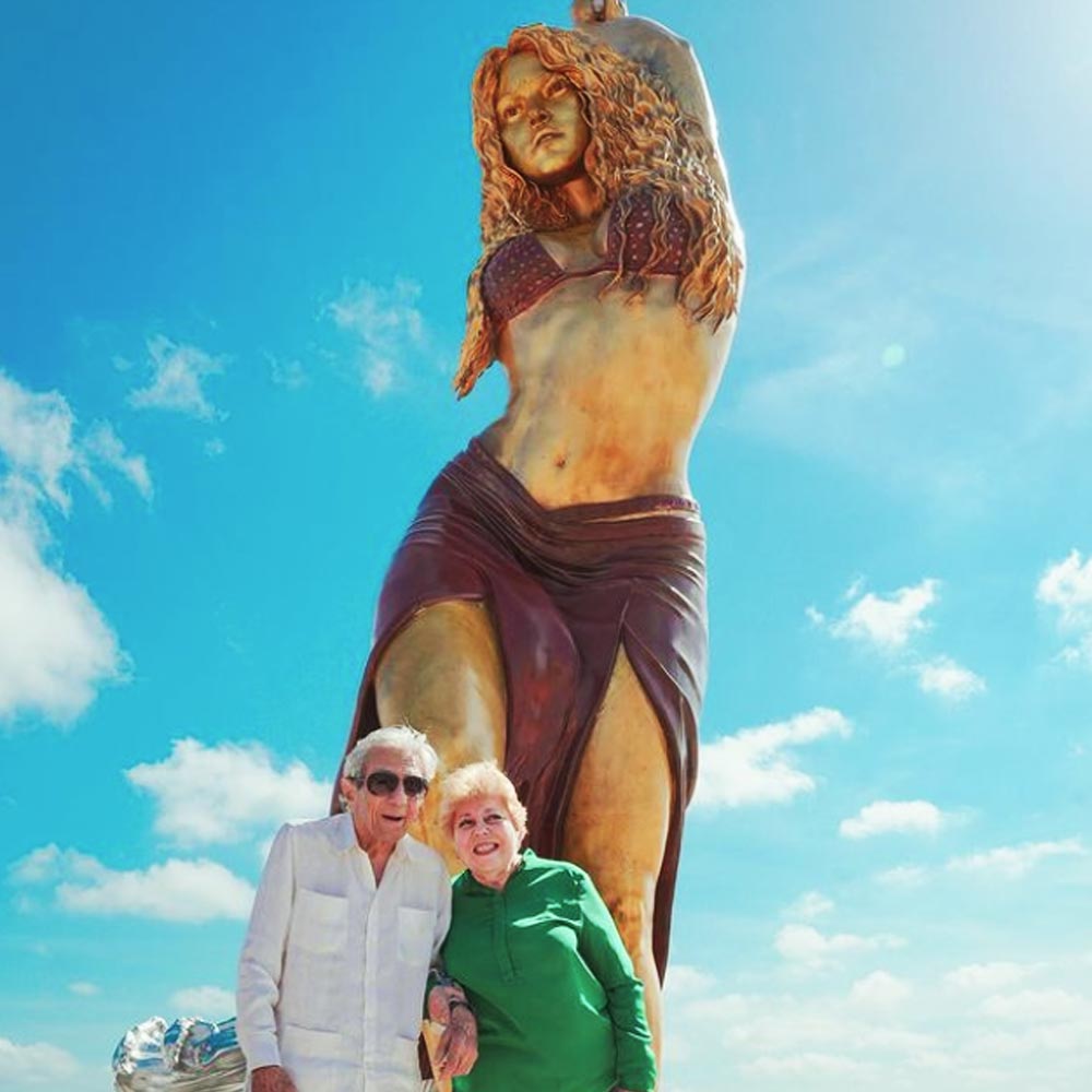 মঙ্গলবার শাকিরার মূর্তি উদ্ধোধনের সময় ঘটনাস্থলে উপস্থিত ছিলেন শাকিরার বাবা-মা এবং ভাইয়েরা। তা ছাড়াও সিটি মেয়র জেমি পুমারেজো ছিলেন সেখানে।