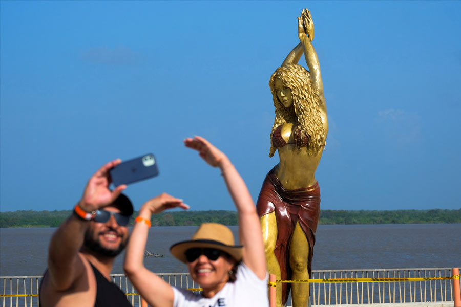 ‘হিপস ডোন্ট লাই’ গানের দৃশ্য থেকে একটি বিশেষ ভঙ্গিমা অনুকরণ করেই তামার মূর্তিটি বানিয়েছেন ইনো।