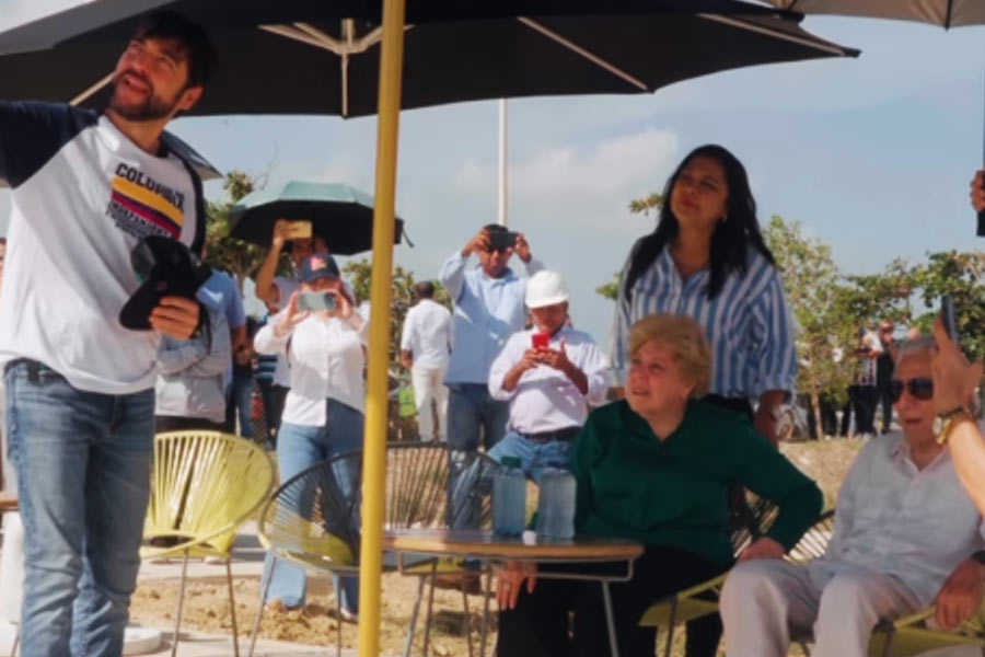 শাকিরার মূর্তির সামনে দাঁড়িয়ে ছবি তুলেছেন তাঁর বাবা-মা। কখনও আবার মেয়রের সঙ্গে খোশমেজাজে গল্প করতে দেখা গিয়েছে তাঁদের। এমন কিছু বিশেষ মুহূর্তের ছবি ইনস্টাগ্রামের পাতায় পোস্ট করেছেন শাকিরা।