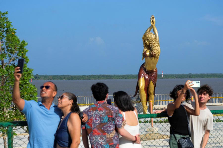 শাকিরার মূর্তি উদ্ধোধনের সময় মেয়র জেমি বলেছিলেন, ‘‘এই (শাকিরার) মূর্তিটি লক্ষ লক্ষ মহিলাকে বার্তা দেয় যে তাঁরা সব কিছু করতে পারেন। নিজেকে নিয়ে স্বপ্ন দেখার পর সেই স্বপ্নপূরণ করতে পারেন মহিলারা।’’