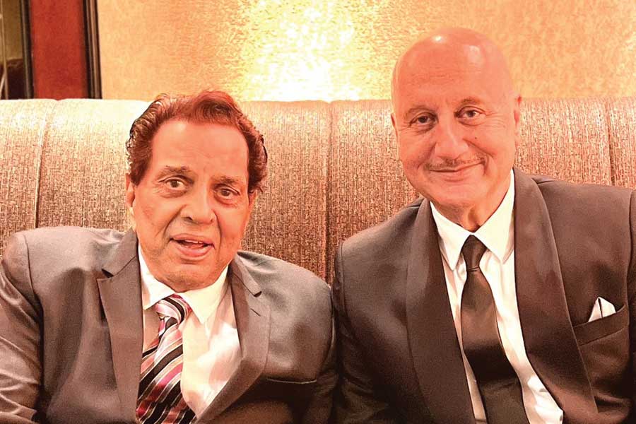 Veteran actor Biswajit Chatterjee casted Anupam Kher and Dharmendra in his next directorial
