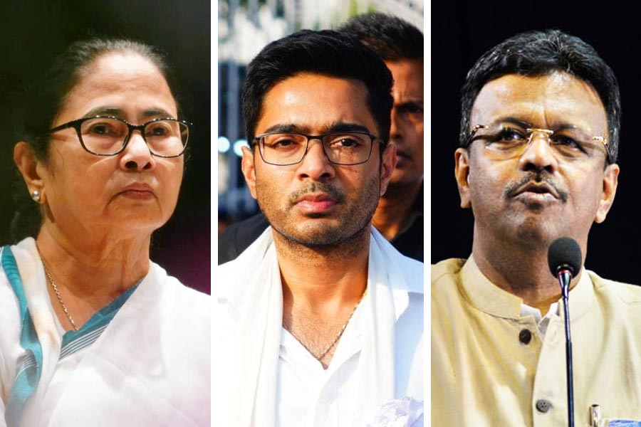 A photograph of TMC leader Mamata Banerjee, Abhishek Banerjee and Firhad Hakim.