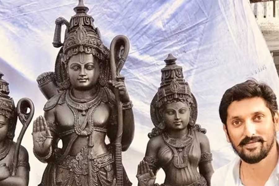 রামলালার মূর্তির সঙ্গে ভাস্কর অরুণ যোগিরাজ।