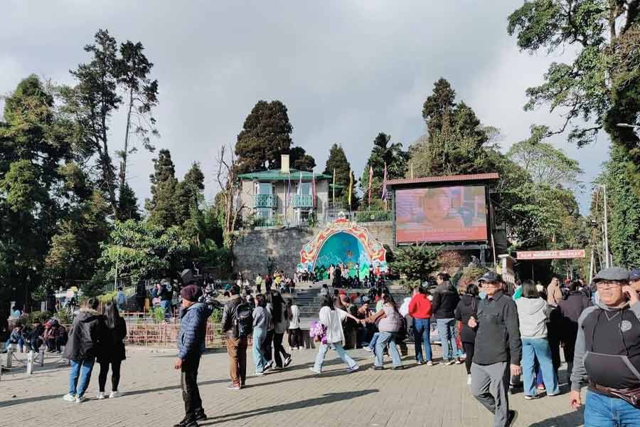 Image of darjeeling mall road full of tourists
