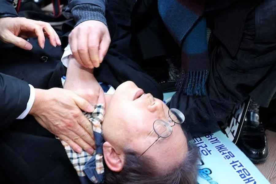 South Korea\\\'s opposition party chief stabbed in neck by unidentified man