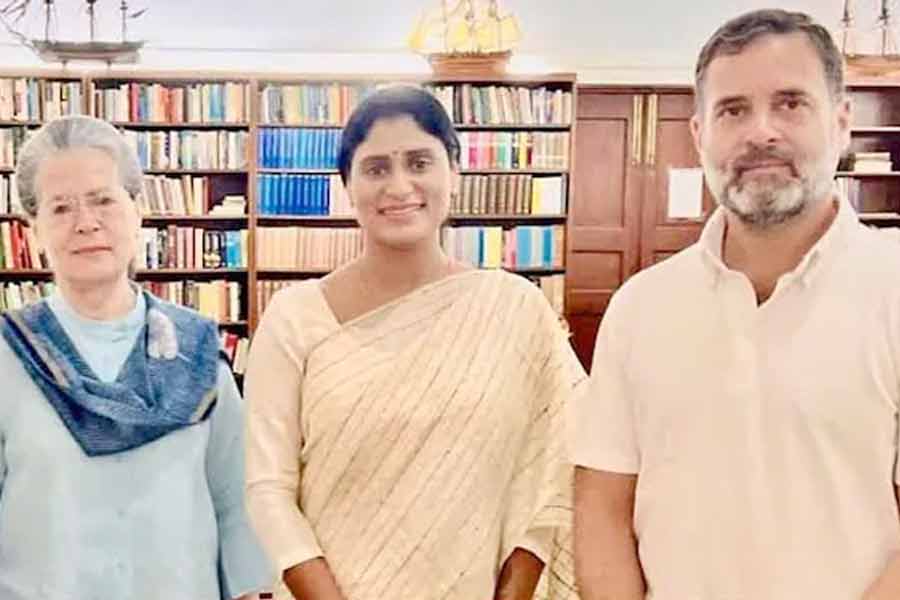 Jagan Reddy’s sister YS Sharmila to join congress, may get big role