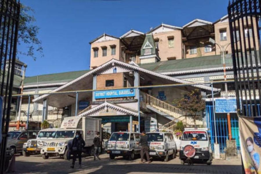 তবে পর্যটকদের বিপাকে পড়তে হয়নি। বহু পাহাড়ি গ্রামে সাধারণ মানুষ তাঁদের জন্য নিজেদের ঘর খুলে দিয়েছেন। তা-ও সম্পূর্ণ বিনামূল্যে। যাতে প্রবল ঠান্ডায় খালি আকাশের তলায় রাত কাটাতে না হয় তুষারপাত দেখতে দার্জিলিংয়ে আসা পর্যটকদের।