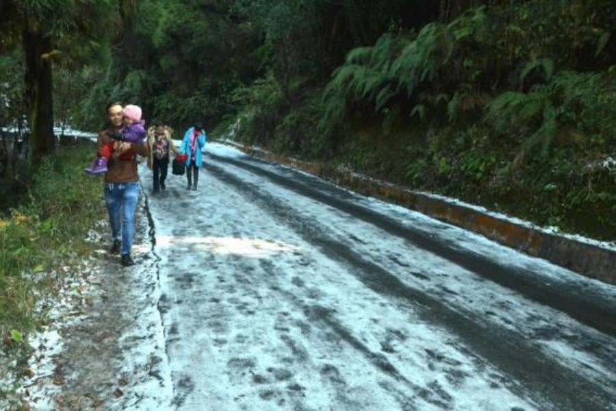 রাজ্য ইকো ট্যুরিজম দফতরের চেয়ারম্যান রাজ বসু বলেন, ‘‘বড়দিন বা বছরের শুরুর দিনে পাহাড় একেবারে পর্যটকে ঠাসা। হোটেল বা হোমস্টেগুলিতে বুকিং বন্ধ। তা-ও পাহাড়ে পর্যটক গিজগিজ করছে। এত পর্যটকের থাকার ব্যবস্থার সমস্যা দেখা দিলেও দার্জিলিং, কালিম্পংয়ের গ্রামের মানুষই এগিয়ে এসেছেন সমস্যা সমাধানে।’’