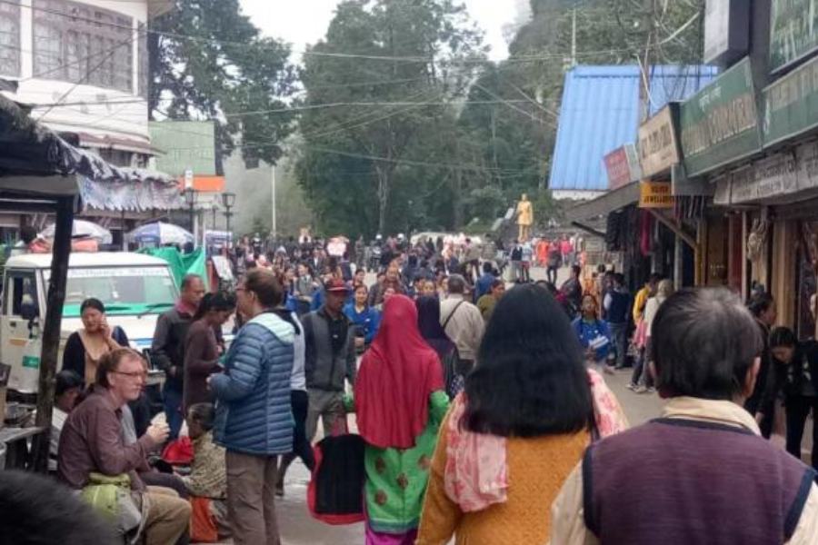 তিনি আরও বলেন, “আমাদের কাছে বিভিন্ন জায়গা থেকে খবর আসছে যে, গ্রামবাসীরা বিনামূল্যে তাঁদের বাড়িতে থাকতে দিয়েছেন পর্যটকদের। সেটা হয়তো বেশি দিনের জন্য নয়, এক রাত বা দু’রাতের জন্য৷ তার মধ্যেই নিজেদের একটা ব্যবস্থা করে ফেলছেন পর্যটকেরা। আমার মনে হয়, এই আতিথেয়তাই মানুষকে আরও বেশি করে পাহাড়মুখী করছে।’’