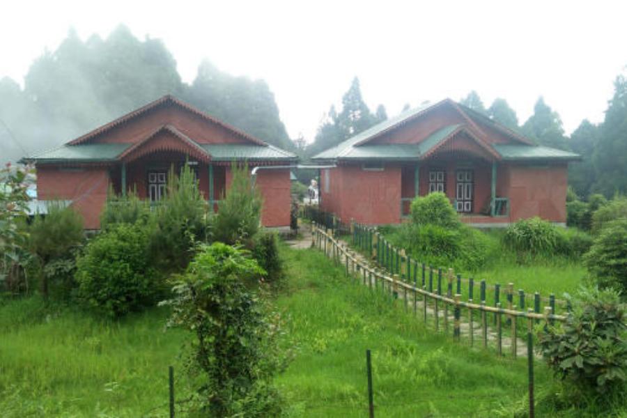 কালিম্পংয়ের সিটঙের বাসিন্দা অলোক প্রধান বলেন, ‘‘আমাদের গ্রামে অনেক হোমস্টে রয়েছে। কিন্তু সব ভর্তি। চোখের সামনে দেখছি পর্যটকরা অসহায়ের মতো ঘুরছেন। আমি দু’দিন দু’টি দলকে ঘরে থাকতে দিয়েছি। তারা খাওয়াটা হোমস্টেতে সেরেছেন। এখানে শুধু রাতে ঘুমিয়েছেন। এই আবহাওয়ায় কোথায়ই বা যাবেন তাঁরা!’’