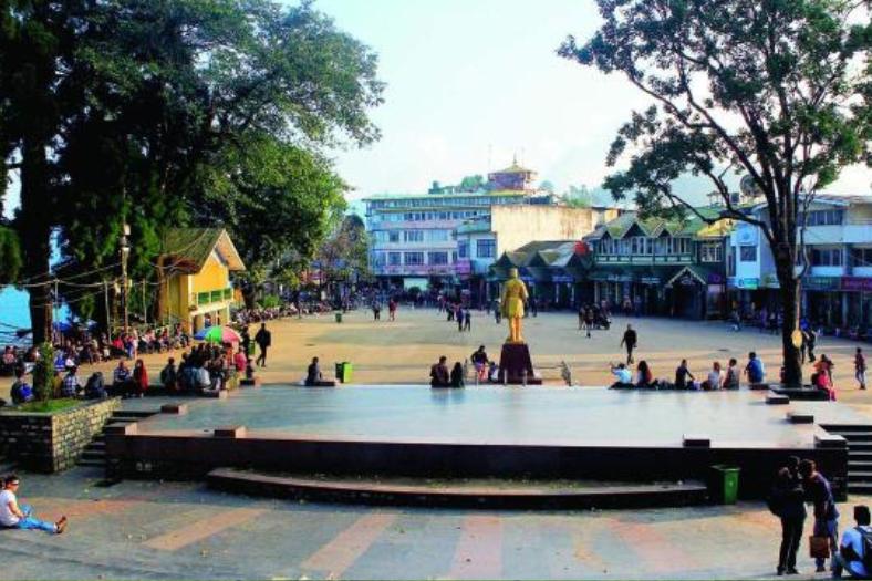 একই কথা হিমালয়ান হসপিটালিটি অ্যান্ড ট্যুরিজম ডেভেলপমেন্ট নেটওয়ার্কের সম্পাদক সম্রাট সান্যালেরও। তিনি বলেন, ‘‘এর আগেও আমরা ভিড় দেখেছি। কিন্তু কোভিডের পর এত ভিড় এই প্রথম। জায়গা নেই দার্জিলিং, কালিম্পং, সিকিমে। হোমস্টে থেকে হোটেল— সব জায়গা ভরে গিয়েছে।’’ 