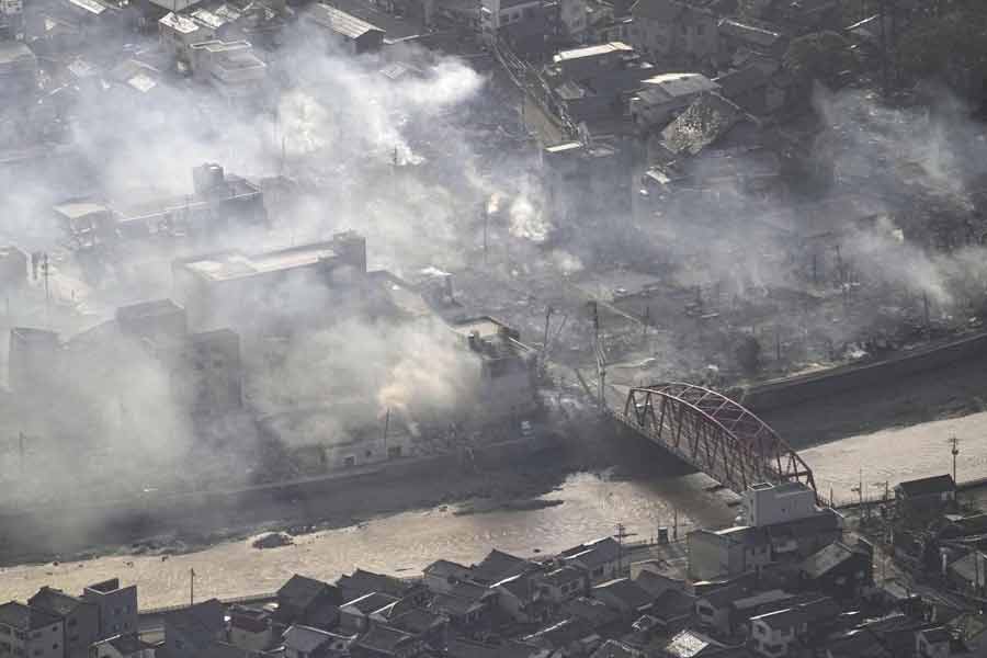 ক্ষতির পরিমাণে তার পরে রয়েছে নোটো উপদ্বীপ। ভূমিকম্পের পরেই সেখানের একাধিক বহুতলে আগুন লাগে। আগুন লাগে ওয়াজিমার কয়েকটি আবাসনেও। এখনও সেই আগুন নিয়ন্ত্রণে আনা যায়নি। নোটো উপদ্বীপের উপকূল ভাগে এখনও উল্টেপাল্টে পড়ে রয়েছে মাছ ধরার নৌকাগুলি।