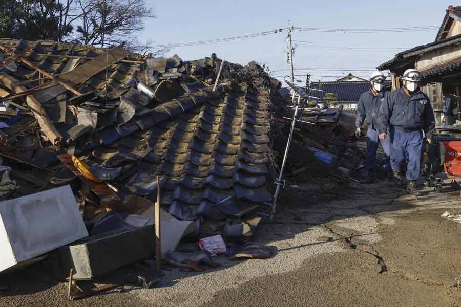 এখানে কত জন মারা গিয়েছেন, কত জন ধ্বংসস্তূপে আটকে রয়েছেন, তা এখনও স্পষ্ট নয়। তবে ভাঙা রাস্তাঘাট এবং ধ্বংসস্তূপ পেরিয়ে এখনও পর্যন্ত দেশের উত্তর প্রান্তের নোটো উপদ্বীপে পৌঁছতে পারেনি উদ্ধারকারী দল এবং সেনা। 