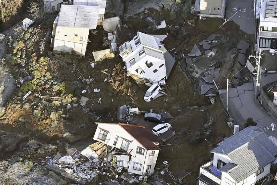 মঙ্গলবার ভোরে জরুরি বৈঠকে বসে দ্রুত উদ্ধারকাজ শেষ করার নির্দেশ দিয়েছেন প্রধানমন্ত্রী কিশিদা। তিনি বলেন, “সময়ের বিরুদ্ধে আমাদের লড়াই করতে হবে।” উদ্ধারকাজ শেষ হলে বেশ কয়েক জনকে জীবিত অবস্থায় উদ্ধার করা যাবে বলে মনে করা হচ্ছে।