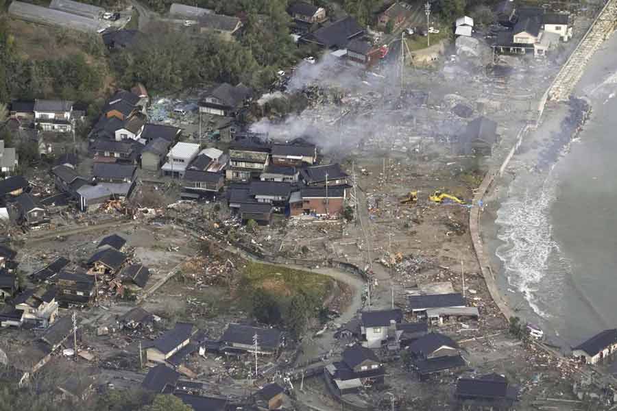 আমেরিকার ভূতত্ত্ব সর্বেক্ষণের তরফে জানানো হয়েছে, সোমবার দুপুরে জাপানের মূল ভূমিকম্পটির কেন্দ্র ছিল হনসু দ্বীপের ইশিকাওয়া। যার মাত্রা ছিল ৭.৫। সোমবার দুপুর ১টা নাগাদ এই কম্পনেই প্রথম কেঁপে ওঠে জাপান।